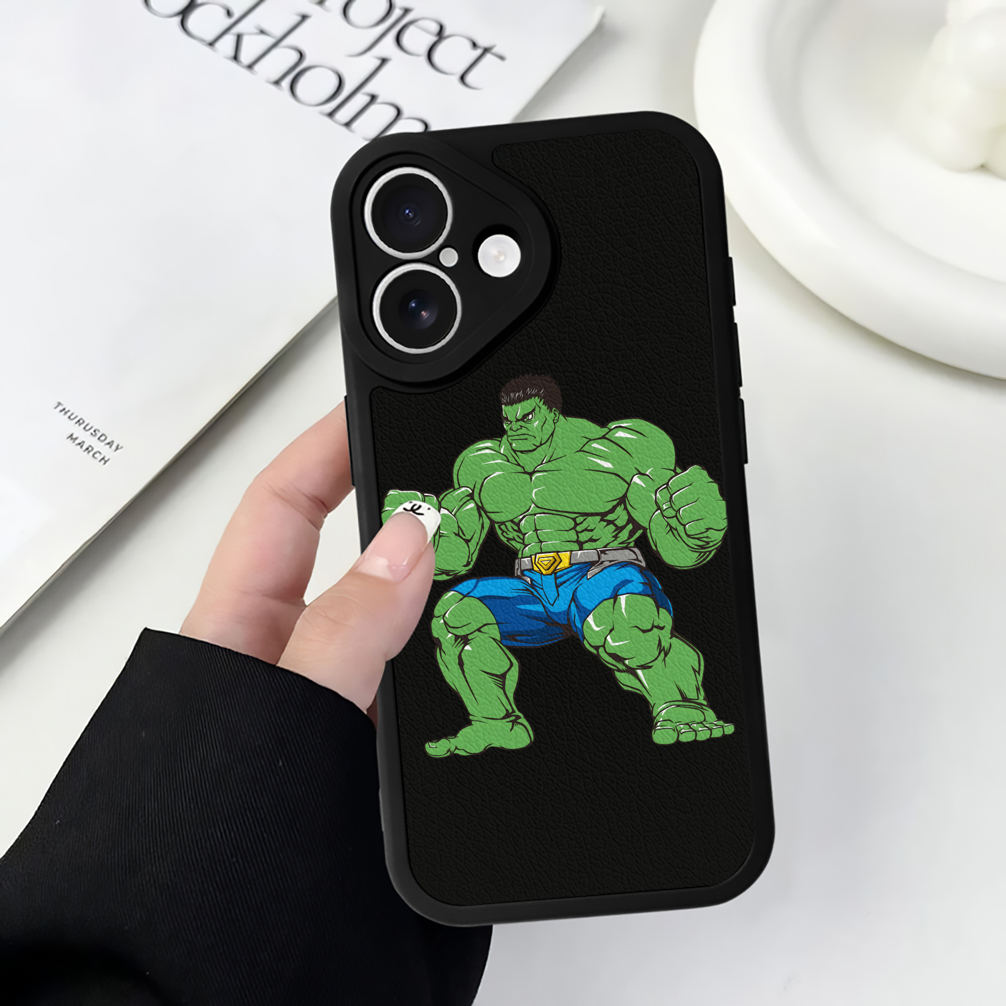 （画像用） アベンジャーズ The Avengers 【iPhone 16シリーズ対応】シリコンスマホケース（レザー調） 材質：シリコン